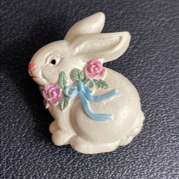 Vintage Resin Easter Bunny Rabbit Pin with Flowers‎ & Bow - Picture 1 of 5